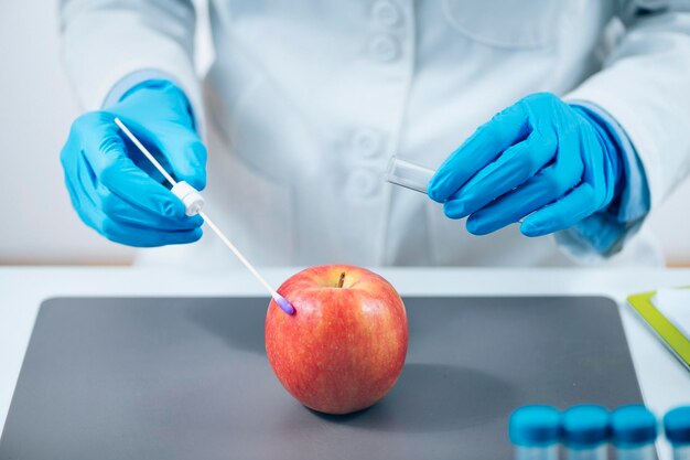 Laboratoire d'analyse de la salubrité des aliments Biochimiste à la recherche de la présence de pesticides dans les pommes