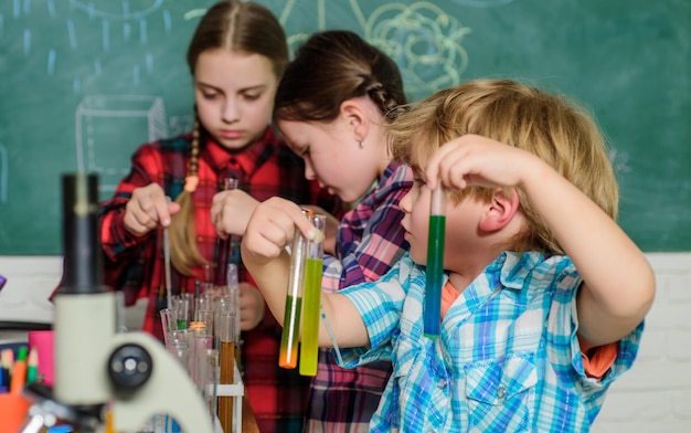 Laboratoire de chimie scolaire Recherche en laboratoire Projet scientifique Pour Test chimique retour à l'école Science et éducation laboratoire de chimie enfants heureux Étudier avec l'aide d'un microscope