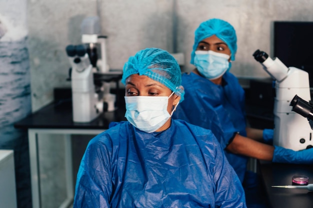 Laboratoire : Docteur fatigué regardant fixement dans le laboratoire