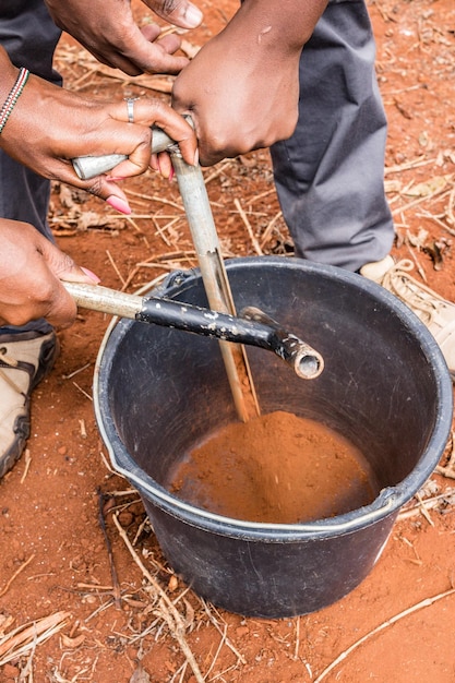 Laboratoire d'essai de collecte de café dans le sol au Kenya