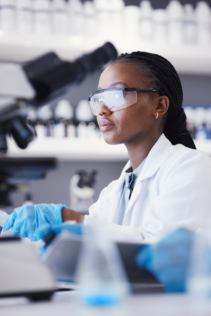 Photo laboratoire de femme scientifique africaine et analyse au microscope avec une société pharmaceutique pensante ou un virus lady recherche médicale et remue-méninges avec des informations sur les données et une étude pharmaceutique pour les soins de santé