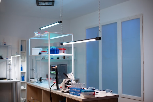 Photo laboratoire moderne de recherche scientifique avec équipement professionnel pour l'étude des virus