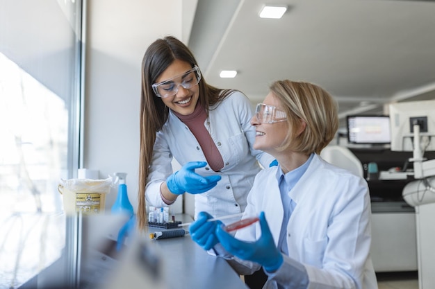 Laboratoire de recherche médicale moderne Deux scientifiques travaillant ensemble Analyser des produits chimiques en laboratoire Discuter du problème Laboratoire scientifique avancé pour la médecine Biotechnologie Biologie moléculaire