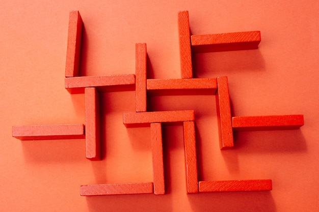Labyrinthe en bois rouge jeu de puzzle jouet high angle view
