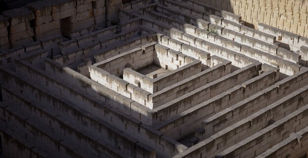 Labyrinthe en pierre : conceptuel pour question, liberté et voyage