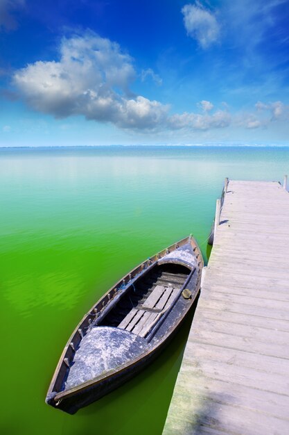 Lac Albufera à Valence El Saler sous un ciel bleu