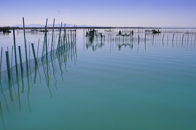 Lac Albufera des zones humides de Valence en Espagne en Méditerranée avec des pêcheurs