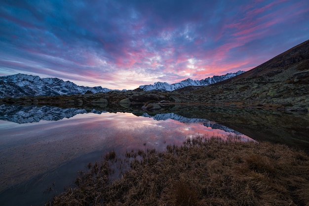 Lac Alpin D'altitude, Reflets Au Coucher Du Soleil