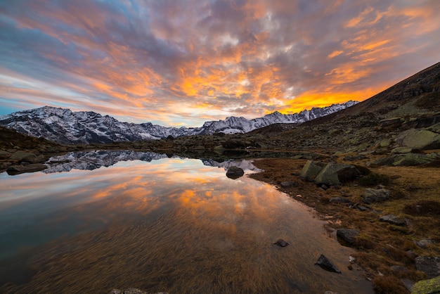 Lac alpin d'altitude, reflets au coucher du soleil