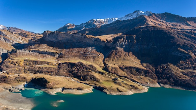 Lac alpin en automne avec ciel clair et montagnes