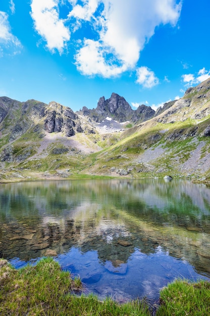 Lac alpin avec montagnes et nuages