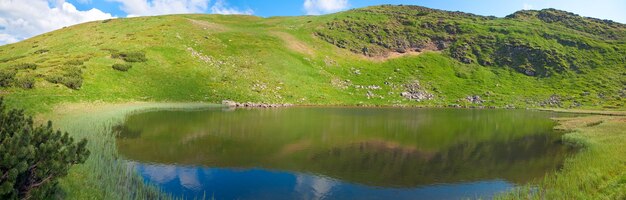 Lac alpin Nesamovyte sur ravin de montagne d'été (Ukraine, crête de Chornogora, montagnes des Carpates). Trois clichés piquent l'image.