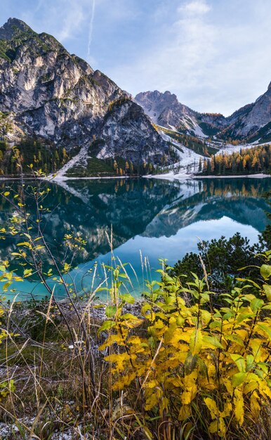 Lac alpin paisible d'automne Braies ou Pragser Wildsee Parc national de FanesSennesPrags Tyrol du Sud Dolomites Alpes Italie Europe Pittoresque scène de concept de beauté saisonnière et de la nature