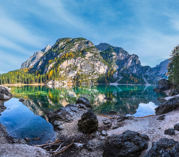 Lac alpin paisible d'automne Braies ou Pragser Wildsee Parc national de FanesSennesPrags Tyrol du Sud Dolomites Alpes Italie Europe Pittoresque scène de concept de beauté saisonnière et de la nature