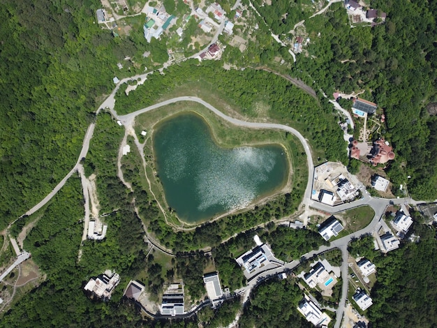 Le lac d'amour en forme de coeur a tiré une vue aérienne de drone du symbole de la paix dans l'environnement naturel au-dessus