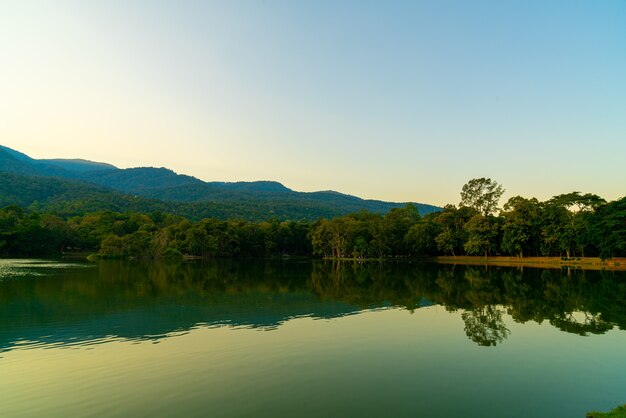 Lac Ang Kaew à L'université De Chiang Mai Avec Montagne Boisée Et Ciel Crépusculaire