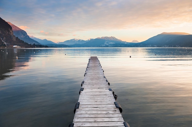 Lac d'Annecy dans les Alpes françaises au coucher du soleil. Beau paysage