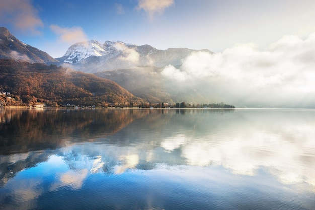 Lac D'annecy Dans Les Alpes Françaises Au Lever Du Soleil. Beau Paysage D'automne