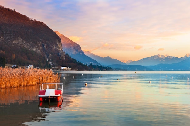 Photo lac d'annecy dans les montagnes des alpes au coucher du soleil, france. paysage d'automne