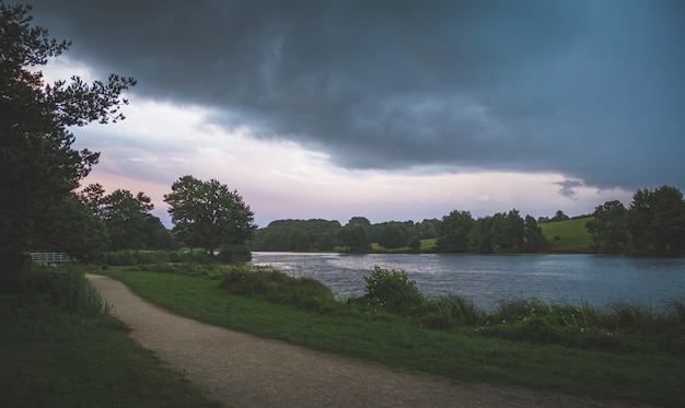 Lac avec des arbres au coucher du soleil