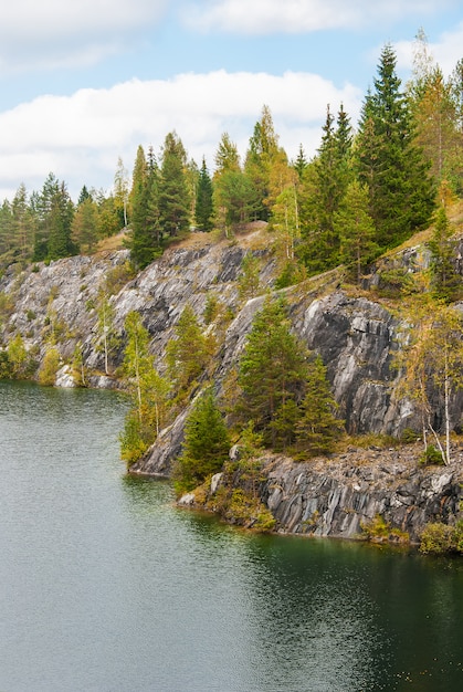 Lac et arbres sur les montagnes Rocheuses