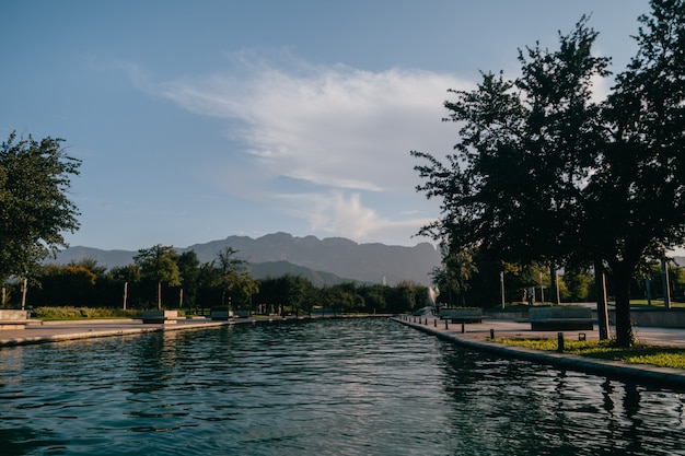 Lac et arbres, Paseo Santa Lucía Monterrey