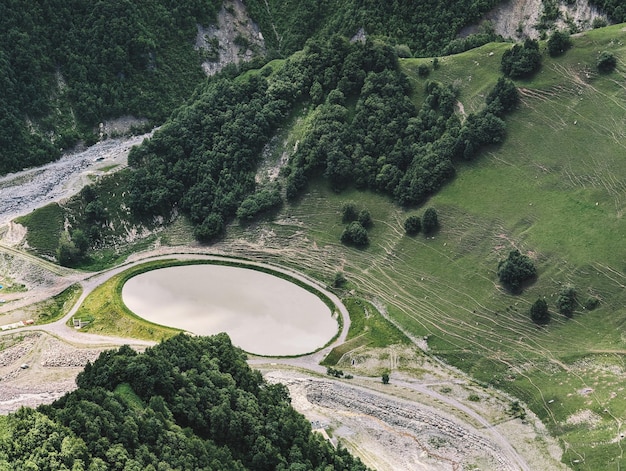 Photo lac artificiel dans la vallée de la rivière