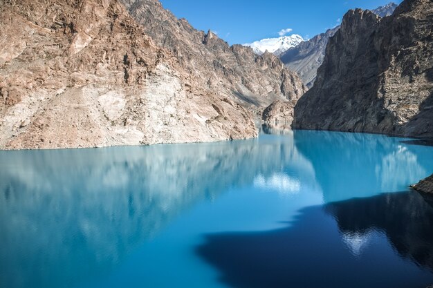 Lac Attabad turquoise dans la vallée de Gojal, Hunza. Gilgit Baltistan, Pakistan.