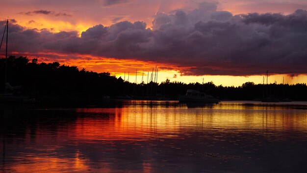 Photo le lac au coucher du soleil