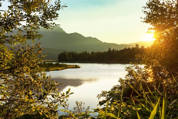 Lac au coucher du soleil