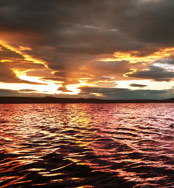 Lac au coucher du soleil