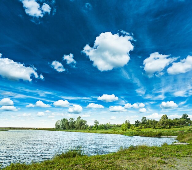 Lac au printemps avec un beau ciel nuageux