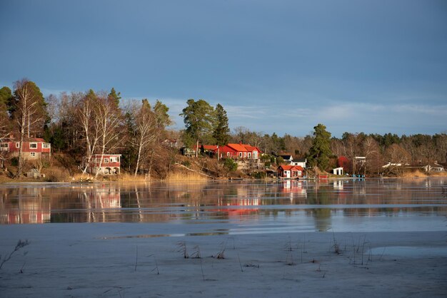 Photo lac au printemps beau paysage de printemps avec de la glace qui fond sur l'eau bleue du lac