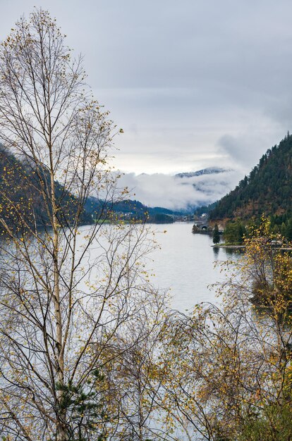 Lac d'automne alpin de montagne Alpes Achensee Tirol Autriche