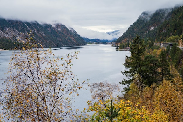 Lac d'automne alpin de montagne Alpes Achensee Tirol Autriche