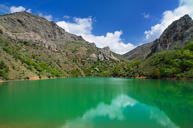 Lac aux eaux azurées situé au milieu des montagnes