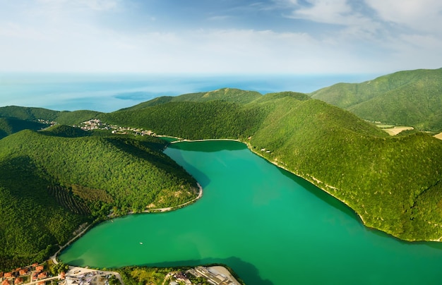 Lac aux eaux turquoises dans les montagnes verdoyantes avec vue sur la mer Lac Abrau à AbrauDurso Russie