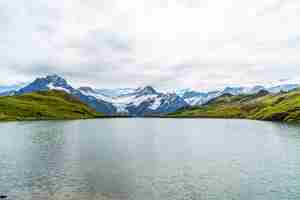 Photo lac bachalpsee avec schreckhorn et wetterhorn à grindelwald en suisse