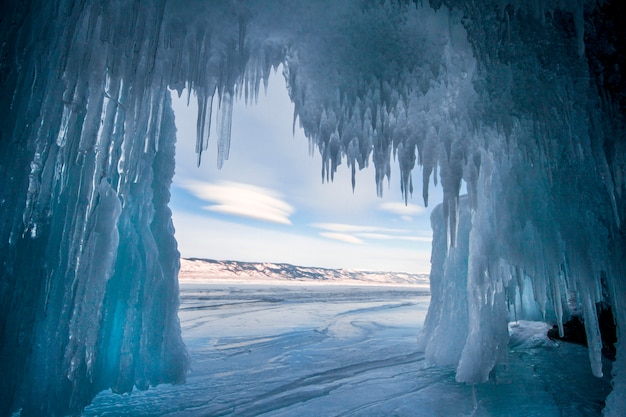 Le lac Baïkal est une journée d&#39;hiver glaciale. eau