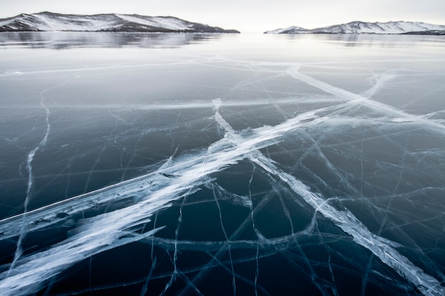 Le lac Baïkal est une journée d'hiver glaciale.