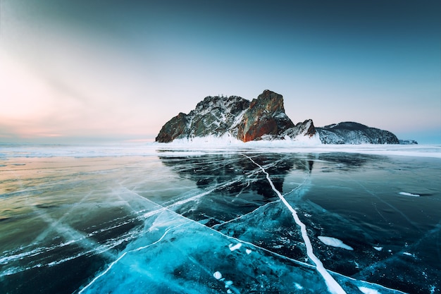 Le lac Baïkal en hiver avec de la glace bleue craquelée Khoboy cap de l'île d'Olkhon Baïkal Sibérie Russie