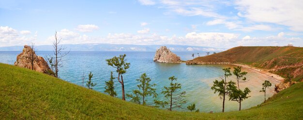 Photo lac baikal l'île d'olkhon en été vue panoramique de la baie de khuzhir et du cap burhan ou du rocher de shamanka photo de haute qualité