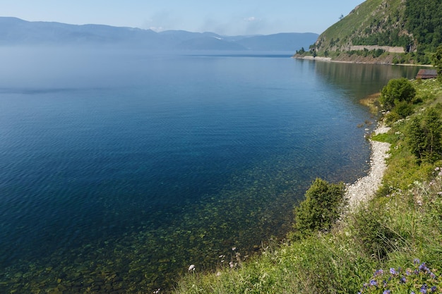 Lac baïkal russie une baie près de la gare d'angasolskaya