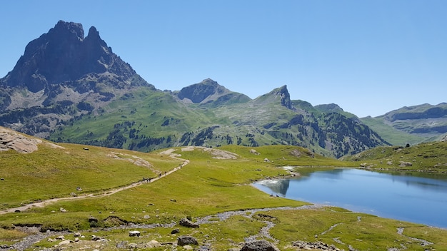 Lac de barrage d'eau dans les montagnes des Pyrénées