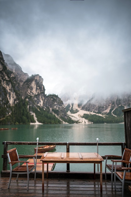 Photo lac avec des bateaux de montagne