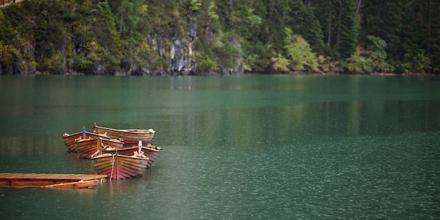 Photo lac avec des bateaux de montagne