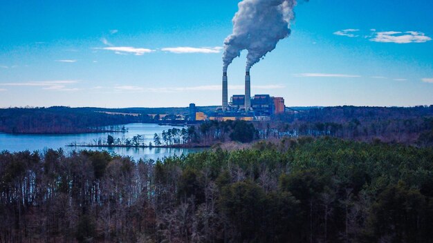 Lac de Belews en Caroline du Nord avec une centrale à vapeur à l'horizon un jour d'hiver