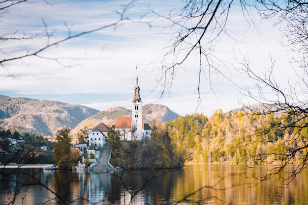 Lac de Bled dans les montagnes alpines à l'automne sous le ciel bleu