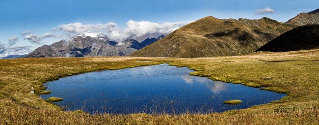 Lac bleu au fond de la crête des montagnes à la journée ensoleillée d'automne