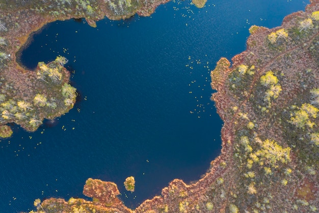 Lac bleu automne avec des îles dans la forêt, vue aérienne par drone